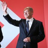 Olaf Scholz wink neben seiner Frau Britta Ernst während der Wahlparty im Willy-Brandt-Haus