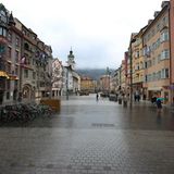 Nur wenige Menschen sind in der Fußgängerzone unterwegs