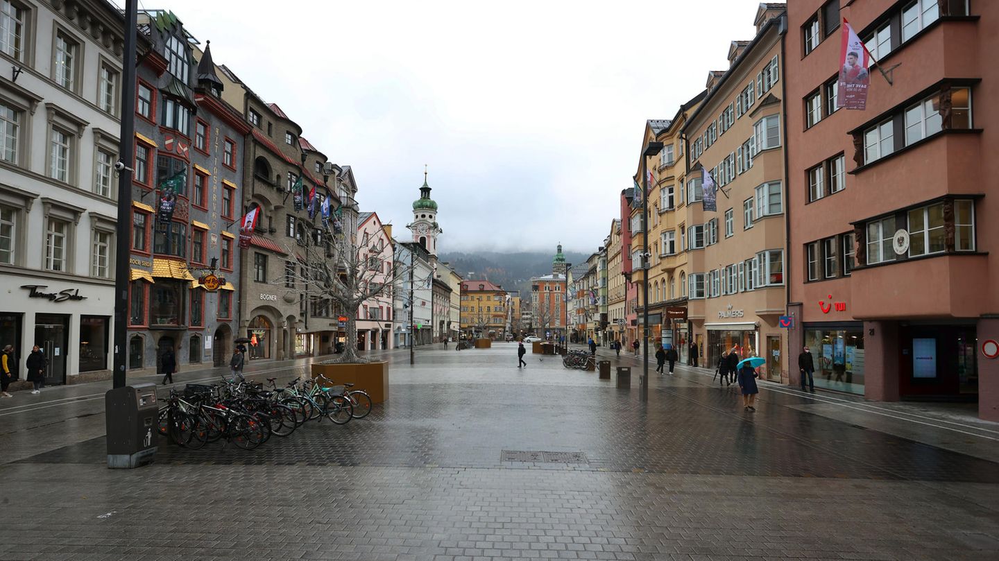 19. November: Ganz Österreich ab Montag im Lockdown – Impfpflicht kommt Nur wenige Menschen sind in der Fußgängerzone unterwegs