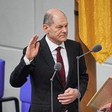Der neu gewählte Bundeskanzler Olaf Scholz (SPD) legt im Bundestag den Amtseid für seine erste Amtszeit ab
