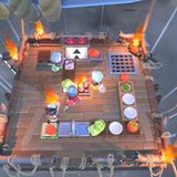Playstation, Xbox und Switch: Overcooked – All you can eat In der Küche geht es gerne mal hektisch zu – aber im echten Leben zum Glück nie so hektisch wie im wuseligen Küchenalbtraum "Overcooked". Mit den knuffigen Köchen muss man im Akkordtempo die Bestellungen der Gäste abwickeln und wird dabei ständig durch absurde Hindernisse wie den Gästeschwarm zwischen den beiden Küchenteilen, den vereisten Küchenboden oder die auf einem Schiff hin- und herrutschende Küchenzeile aufgehalten. Und schon steht wieder die Suppe in Flammen. Besonders Spaß macht das ganze im Coop-Modus mit bis zu vier Spielern. In der dieses Jahr erschienen Neuauflage "All you can Eat" gibt’s die beiden Teile der Reihe als Doppelpack. Plattform: Playstation 4 und 5, Xbox One, Series S und X, Nintendo Switch, PC Altersfreigabe: Ab 6 Jahre