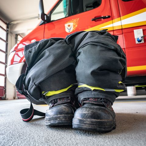 Auch in Zeiten des Coronavirus allzeit bereit: Fertig für den Einsatzfall stehen Schuhe und Overall in der Halle einer Feuerwehr