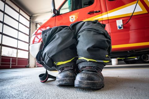 Auch in Zeiten des Coronavirus allzeit bereit: Fertig für den Einsatzfall stehen Schuhe und Overall in der Halle einer Feuerwehr