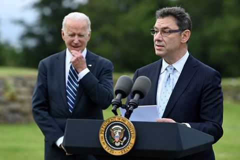 Pfizer-Chef Albert Bourla (r., hier mit US-Präsident Joe Biden bei einem Termin im Juni)