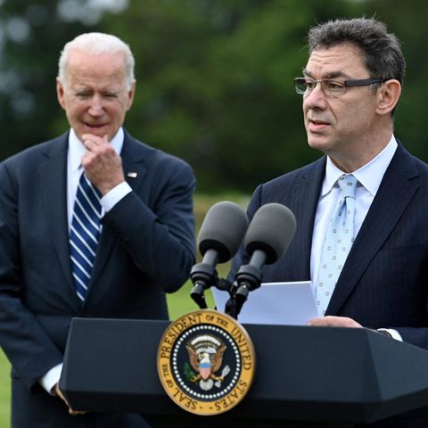 Pfizer-Chef Albert Bourla (r., hier mit US-Präsident Joe Biden bei einem Termin im Juni)
