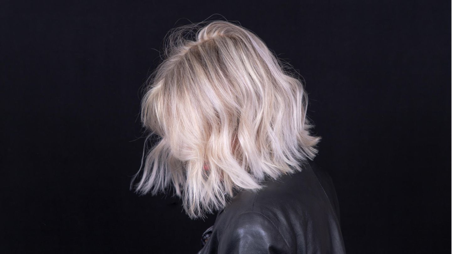 Frau trägt einen Short Shag in Graublond