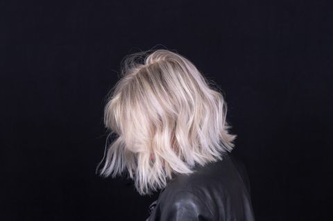 Frau trägt einen Short Shag in Graublond