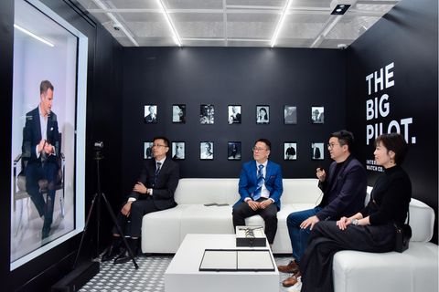 IWC, Hersteller für Luxusuhren, nutzte Portl, um seinen CEO Christoph Grainger-Herr von der Schweiz nach Shanghai für Live-Meetings während einer großen Uhrenmesse zu beamen