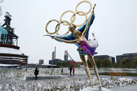 Eine Figur mit den Olympischen Ringen steht im Shougang-Park und ist mit Schnee bedeckt.