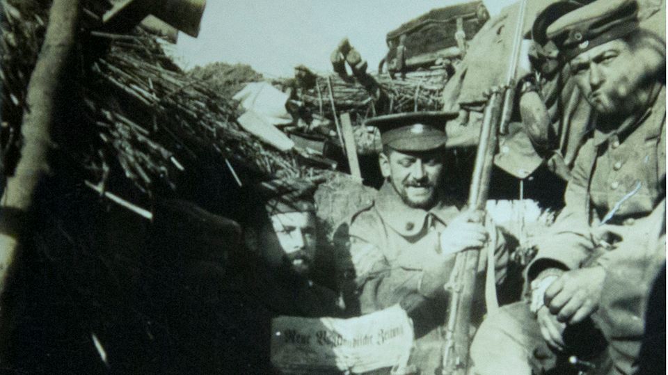 Ein deutscher Soldat trägt den Hut eines britischen Feindes – Aufnahme aus einem Schützengraben in Warneton zum Weihnachtsfrieden 1914