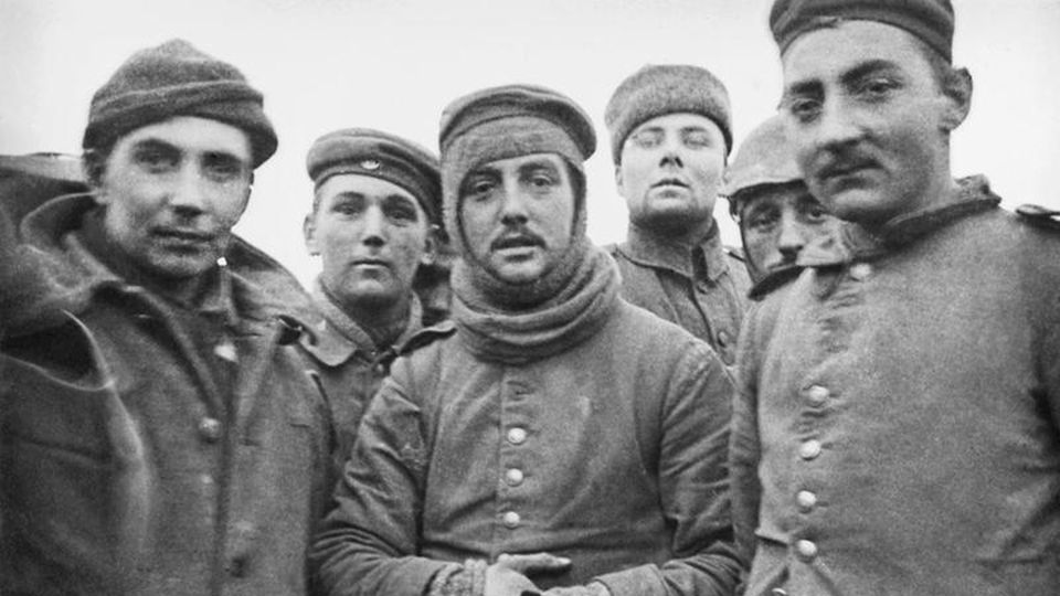 Deutsche und britische Soldaten im Dezember 1914 nahe Ploegsteert