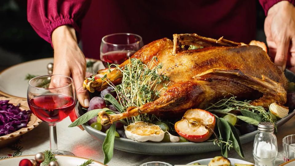 Leckere Ente zu Weihnachten: So kommt der Vogel knusprig aus dem Ofen
