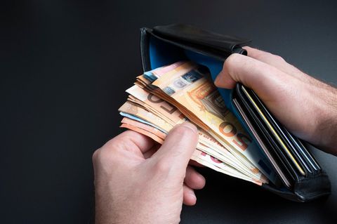 Einige Menschen dürften 2022 mehr Geld im Portemonnaie haben