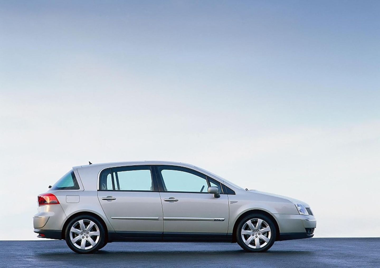 Замок Herstmonceux Апрель 2015 - Renault Vel Satis, 3,5 л, 2004 года фотография 