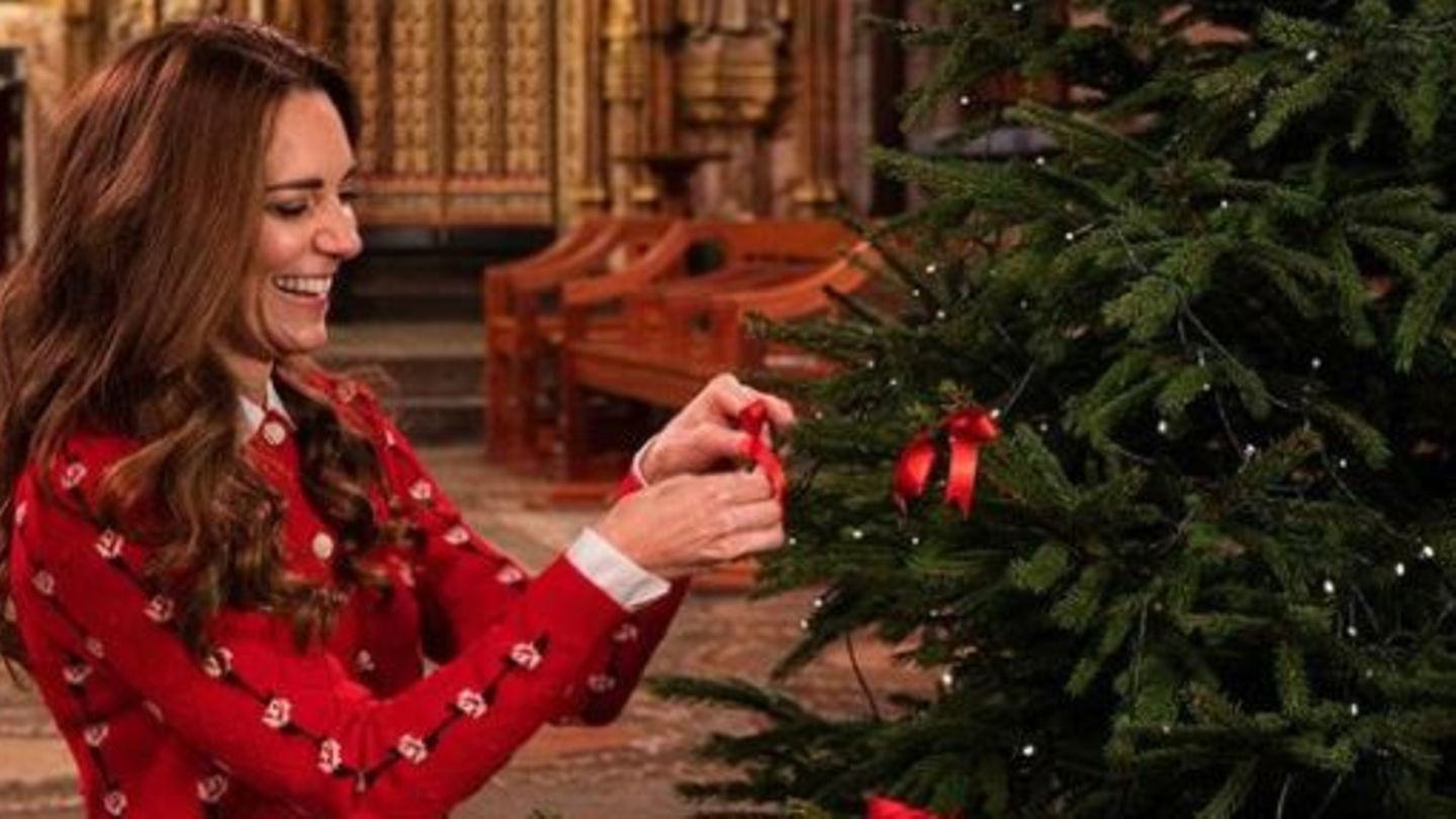 Royals at Christmas: Kate decorates the tree, Charlène can be drawn
