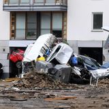 Juli. Extremer Starkregen löst vor allem in Westdeutschland eine Hochwasserkatastrophe mit mehr als 180 Toten und schweren Verwüstungen aus. Besonders betroffen sind die Flüsse Ahr und Erft in den Kreisen Ahrweiler (Rheinland-Pfalz) und Euskirchen (Nordrhein-Westfalen). Das Bild zeigt das Zentrum von Bad Neuenahr-Ahrweiler nach den Überschwemmungen.