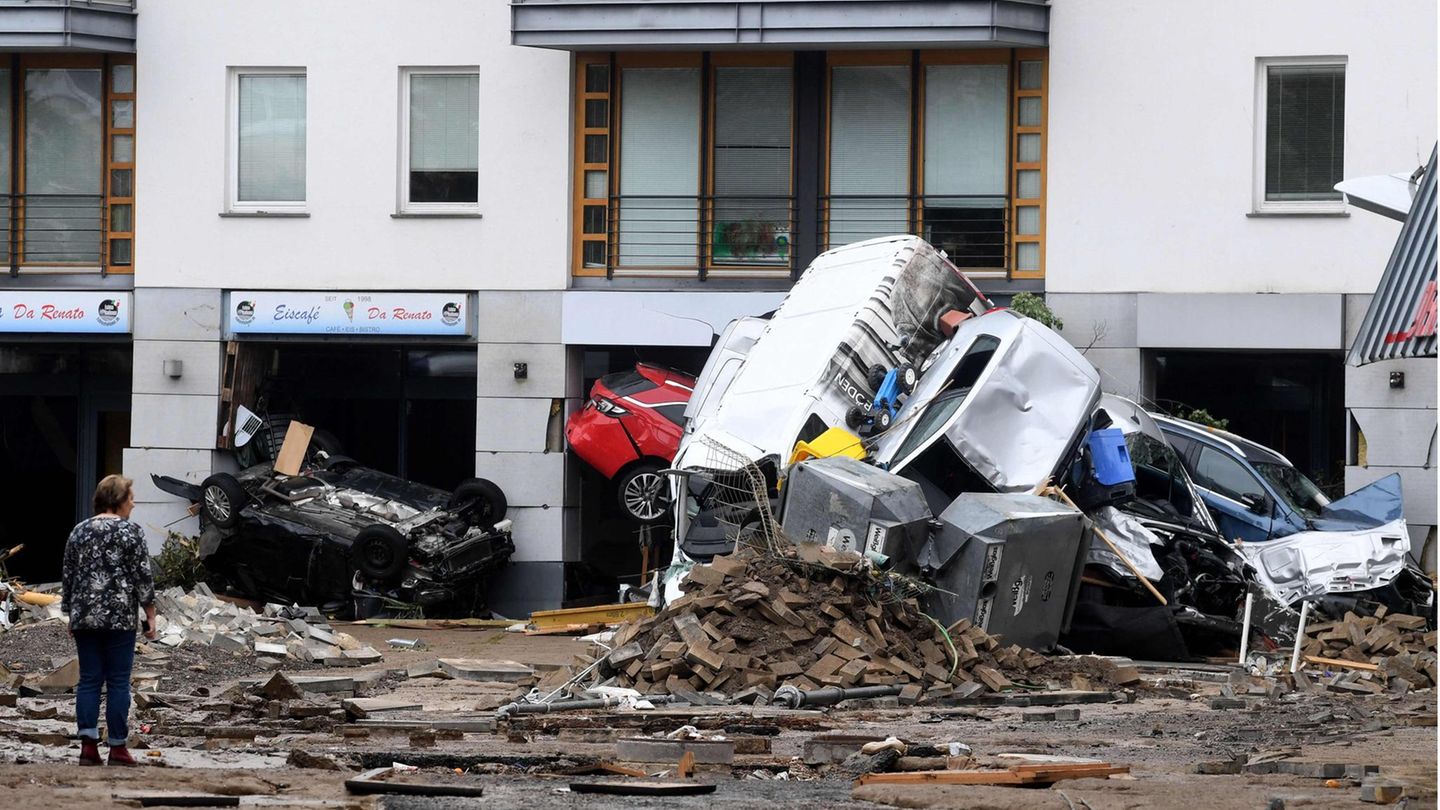 Jahresrückblick: Juli. Extremer Starkregen löst vor allem in Westdeutschland eine Hochwasserkatastrophe mit mehr als 180 Toten und schweren Verwüstungen aus. Besonders betroffen sind die Flüsse Ahr und Erft in den Kreisen Ahrweiler (Rheinland-Pfalz) und Euskirchen (Nordrhein-Westfalen). Das Bild zeigt das Zentrum von Bad Neuenahr-Ahrweiler nach den Überschwemmungen. Juli. Extremer Starkregen löst vor allem in Westdeutschland eine Hochwasserkatastrophe mit mehr als 180 Toten und schweren Verwüstungen aus. Besonders betroffen sind die Flüsse Ahr und Erft in den Kreisen Ahrweiler (Rheinland-Pfalz) und Euskirchen (Nordrhein-Westfalen). Das Bild zeigt das Zentrum von Bad Neuenahr-Ahrweiler nach den Überschwemmungen.