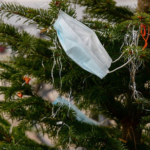 OP-Maske hängt in einem Weihnachtsbaum