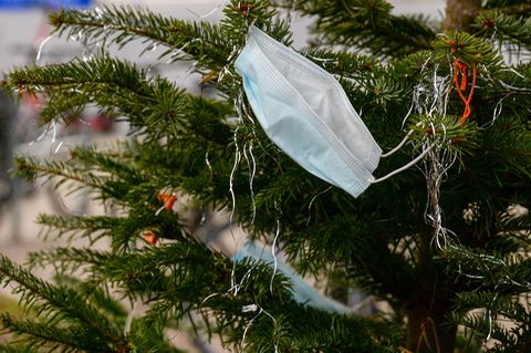 OP-Maske hängt in einem Weihnachtsbaum