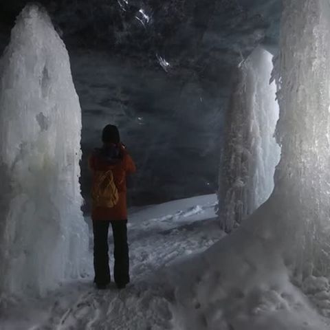 Naturphänomen: Riesig, kalt und schön: Eisgrotte in Schweizer Gletscher fasziniert Besucher