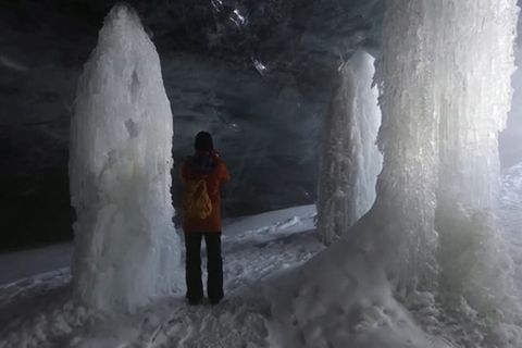 Naturphänomen: Riesig, kalt und schön: Eisgrotte in Schweizer Gletscher fasziniert Besucher