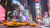 USA  In den Vereinigten Staaten ist die Omikron-Variante mittlerweile dominant - die Zahl der Neuinfektionen schnellt in die Höhe. Wer aus Europa einreisen möchte, braucht einen aktuellen negativen Test. Zusätzlich müssen Ausländer in der Regel auch eine vollständige Impfung nachweisen, bevor sie eine Flugreise in die USA antreten können. Für private Treffen gibt es keinerlei Beschränkungen - auch Restaurants oder Geschäfte sind in der Regel offen.      Achtung: Ab Samstag gelten die USA als Hochrisikogebiet. Wer nicht vollständig geimpft ist, muss nach der Rückkehr zehn Tage in Quarantäne. Ein Freitesten ist frühestens fünf Tage nach der Einreise möglich.