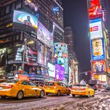 USA  In den Vereinigten Staaten ist die Omikron-Variante mittlerweile dominant - die Zahl der Neuinfektionen schnellt in die Höhe. Wer aus Europa einreisen möchte, braucht einen aktuellen negativen Test. Zusätzlich müssen Ausländer in der Regel auch eine vollständige Impfung nachweisen, bevor sie eine Flugreise in die USA antreten können. Für private Treffen gibt es keinerlei Beschränkungen - auch Restaurants oder Geschäfte sind in der Regel offen.      Achtung: Ab Samstag gelten die USA als Hochrisikogebiet. Wer nicht vollständig geimpft ist, muss nach der Rückkehr zehn Tage in Quarantäne. Ein Freitesten ist frühestens fünf Tage nach der Einreise möglich.