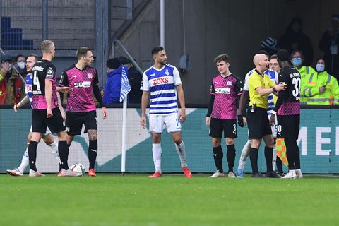 Duisburg-Spiel: Osnabrücks Aaron Opoku (r) spricht mit Schiedsrichter Nicolas Winter