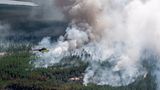 Ein Mi-8-Helikopter im Löscheinsatz über dem westsibirischen Tiefland in Russland