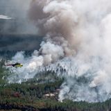 Ein Mi-8-Helikopter im Löscheinsatz über dem westsibirischen Tiefland in Russland