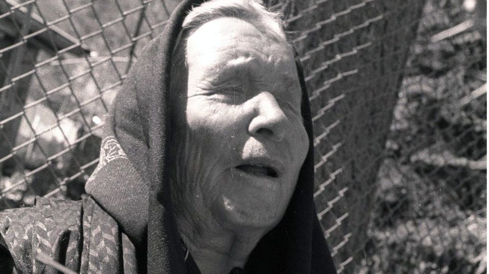 Die bulgarische Wahrsagerin Baba Wanga, eine alte Frau mit Kopftuch