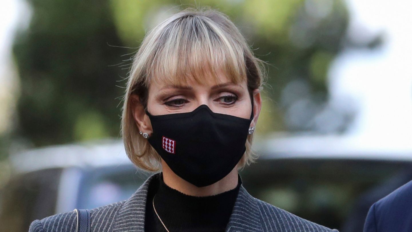 Charlène von Monaco trägt eine schwarze Maske