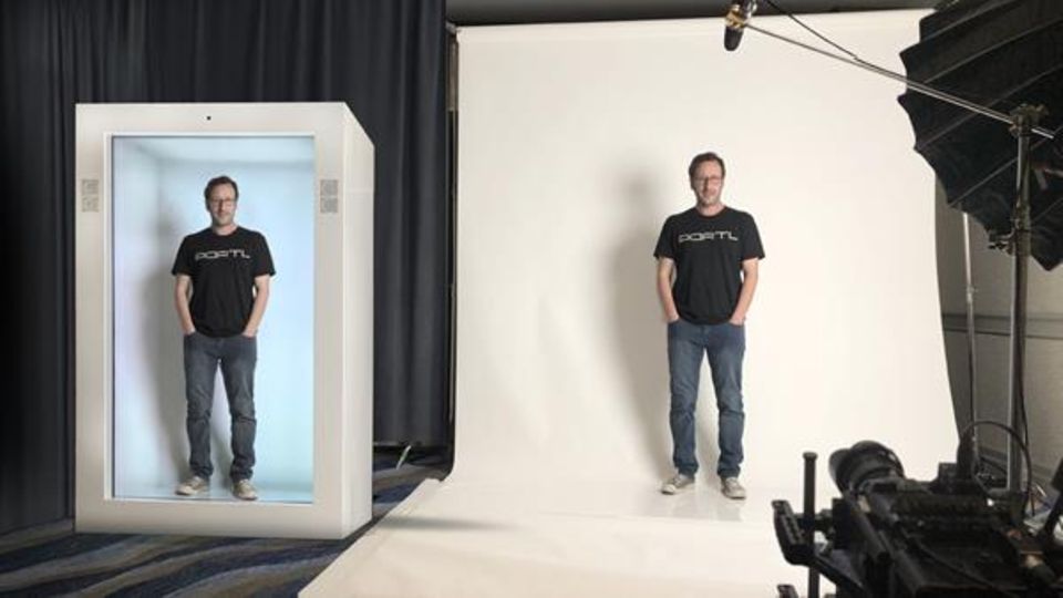 CEO David Nussbaum im Studio und gleichzeitig als Hologramm in einer Portl-Box 