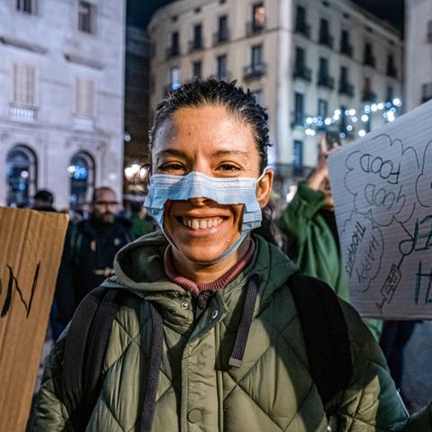Demonstrant gegen Maskenpflicht in Spanien