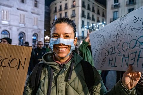 Demonstrant gegen Maskenpflicht in Spanien