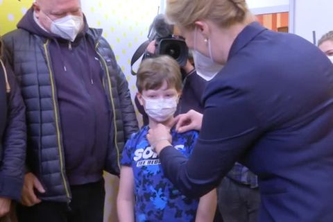 Video: Im Roten Rathaus: Kinder-Impfung mit Giffey