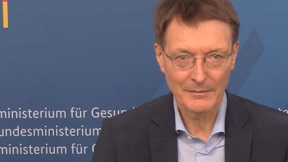 Corona-Pandemie: "Tief in Ihrer Schuld": Lauterbach dankt Gesundheitspersonal per Videobotschaft