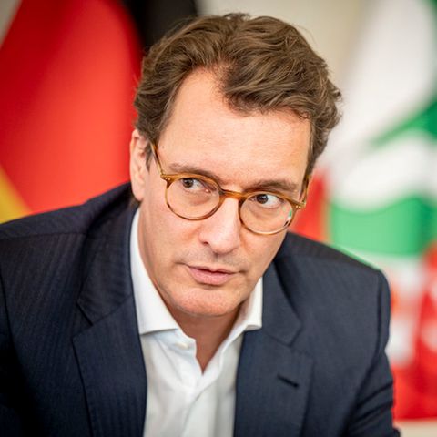 Nordrhein-Westfalens Ministerpräsident Hendrik Wüst mahnt Kontaktbeschränkungen in den kommenden Wochen an