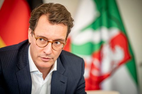 Nordrhein-Westfalens Ministerpräsident Hendrik Wüst mahnt Kontaktbeschränkungen in den kommenden Wochen an