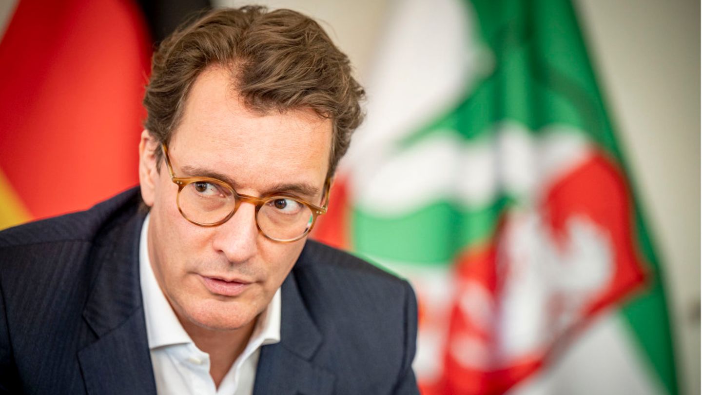 Nordrhein-Westfalens Ministerpräsident Hendrik Wüst mahnt Kontaktbeschränkungen in den kommenden Wochen an