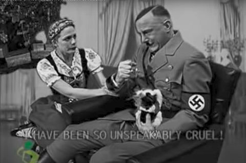 Noch ist Hitler ganz beeindruckt von dem Geschenk.