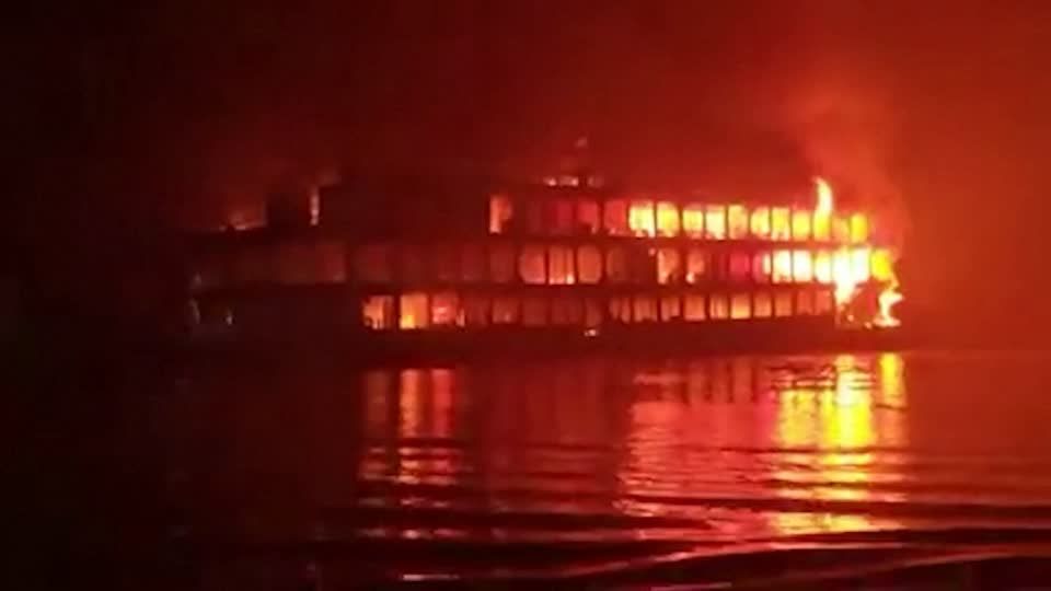 Video: Tote nach Brand einer Fähre in Bangladesch Video: Tote nach Brand einer Fähre in Bangladesch