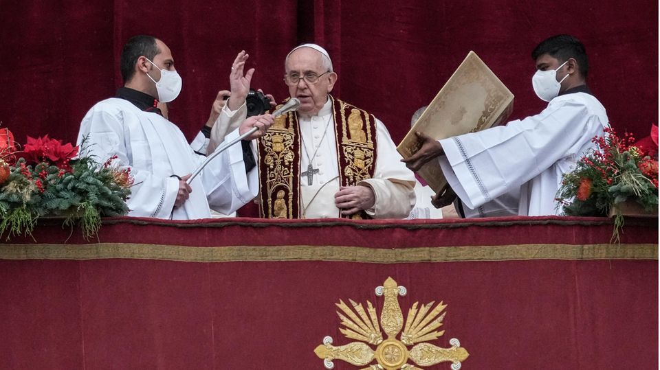 Papst Franziskus spricht den Weihnachtssegen "Urbi et Orbi"