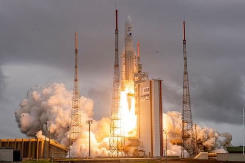 Die Ariane-5-Rakete mit dem James Webb Weltraumteleskop hebt auf dem europäischen Weltraumbahnhof ab