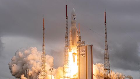 Die Ariane-5-Rakete mit dem James Webb Weltraumteleskop hebt auf dem europäischen Weltraumbahnhof ab