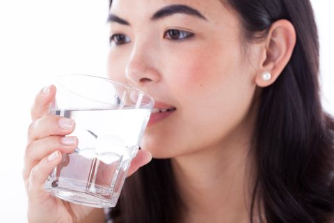Wasser trinken am Morgen: Diese sechs Gründe sprechen dafür