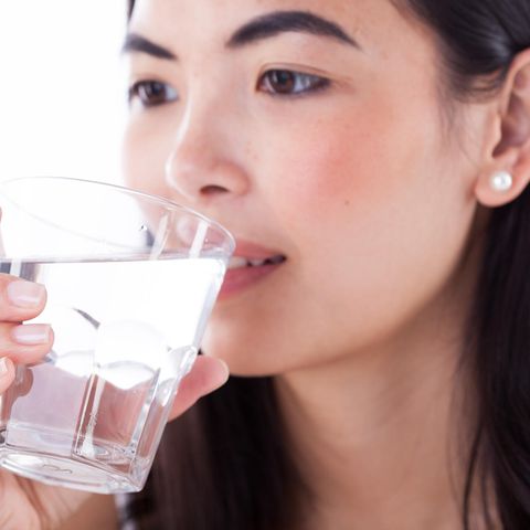 Wasser trinken am Morgen: Diese sechs Gründe sprechen dafür