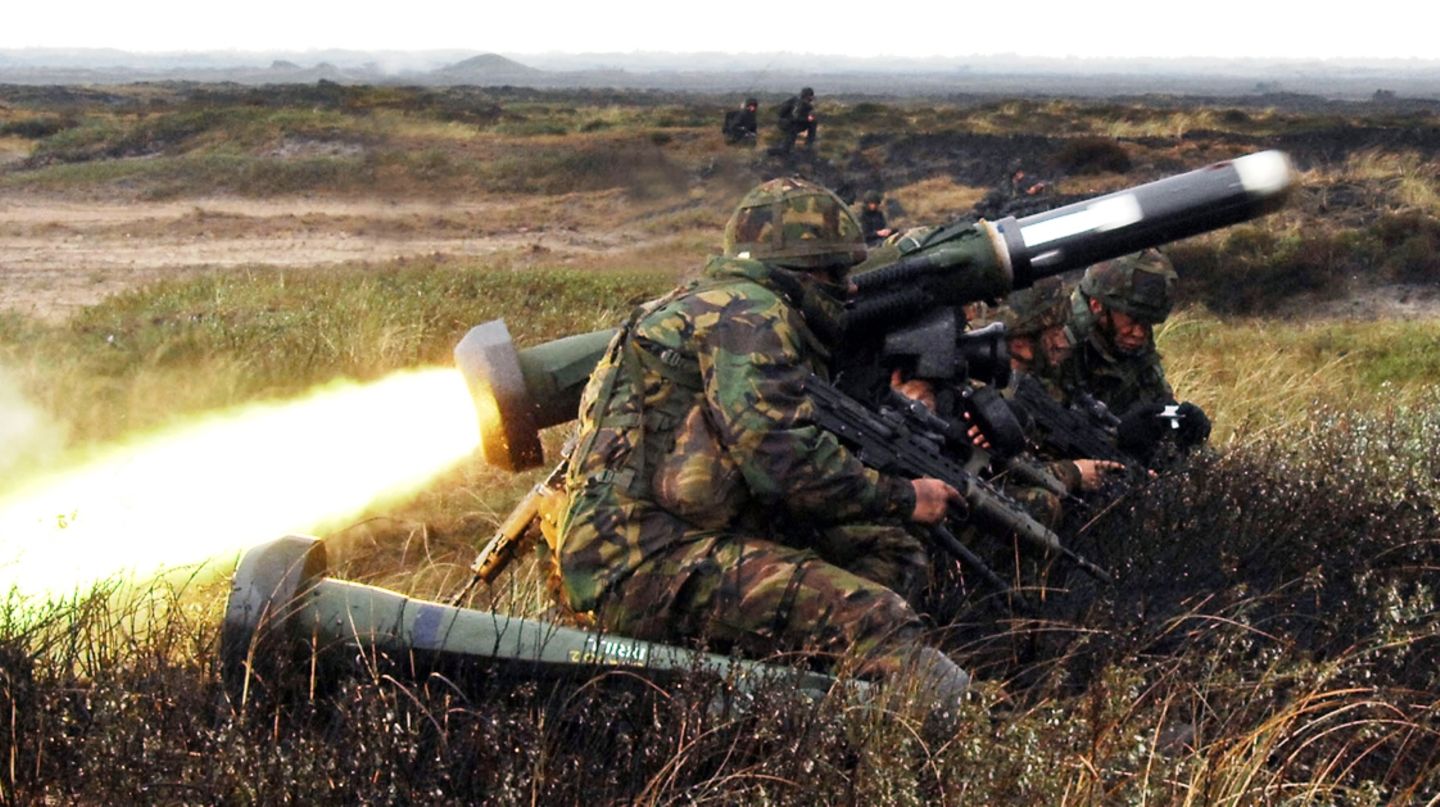 Die Rakete beim Abschuss. Im Vordergrund liegt ein weitere Waffe.