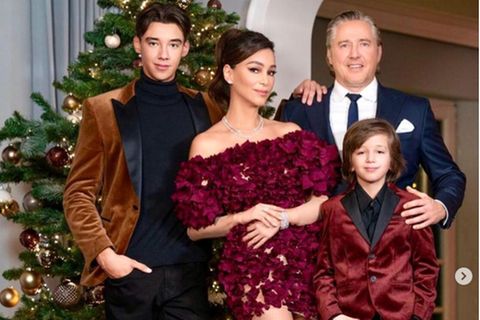 Verona Pooth posiert mit ihrer Familie vorm Weignachtsbaum