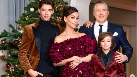Verona Pooth posiert mit ihrer Familie vorm Weignachtsbaum